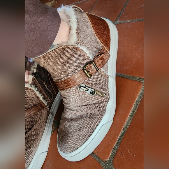 Thermal Blowfish Zippered Sneakers - Picture 2 of 7